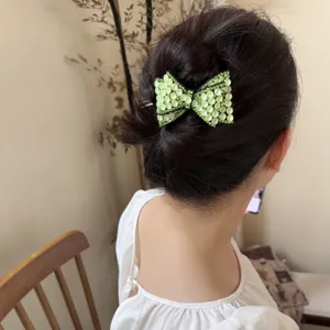 Pince à cheveux nœud strass style français élégant accessoire pour chignon de femme.