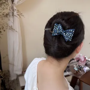 Barrette à cheveux nœud papillon en cristal bleu pour coiffure élégante et épingle strassée.