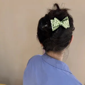 Pince à cheveux nœud strass vert, accessoire de coiffure en cristal élégant pour chignon chic.