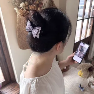 Pince à cheveux nœud papillon en strass violet pour coiffures élégantes et accessoires de mode.
