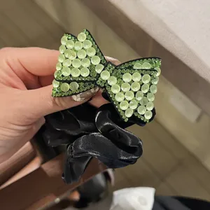 Luminoso elastico per capelli in satin nero con fiocco in strass verde accessorio chic