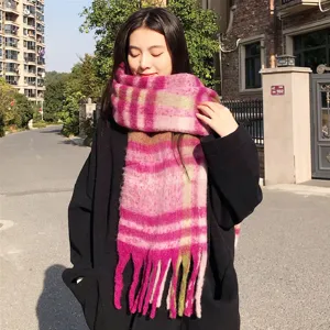 Nahaufnahme des rosa karierten Mohair-Schals mit weicher Textur und langen Fransen.