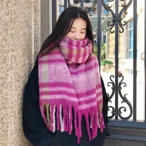 Nahaufnahme des kuscheligen Damen Mohair Karoschal mit Fransen fuer warme Wintertage.