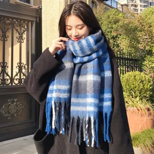 Gemütlicher blauer Karoschal für Damen, weicher warmer Winterschal für modische Looks.