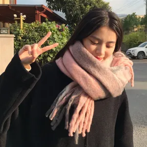 detailansicht eines stilvollen verlaufs mohair winterschal für damen warme kuschelige mode