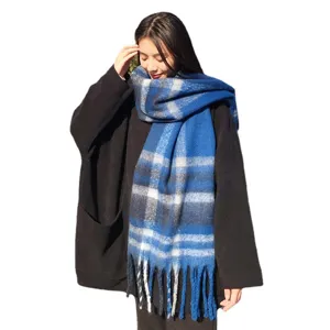 Blau karierter Mohair Winterschal für Damen warm kuschelig mit Fransen stylischer Wickelschal