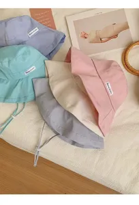 Primo piano del cappello da pesca a righe in stile giapponese, protezione estiva con morbida trama.