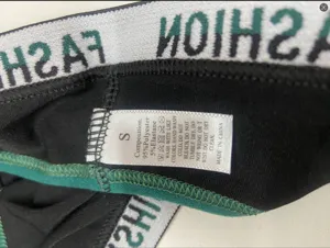 Primo piano dettagliato sulla fascia elastica in vita e sull'etichetta della mutandina taglia S.