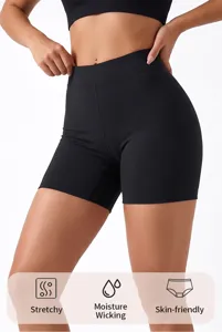 Shorts deportivos negros de cintura alta en detalle, tela elastica y transpirable.