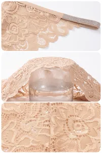 Close-up details van dames nude kanten string met strass bandje en bloemenpatroon.