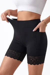 Pantaloncini modellanti neri da donna a vita alta con bordo in pizzo e tasca laterale.