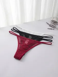 Detalle de tanga sexy de encaje transparente con patrón de corazones y ajuste sin costuras.