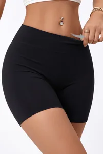 Vista detallada de pantalones cortos sin costuras de talle alto, ropa interior deportiva negra.