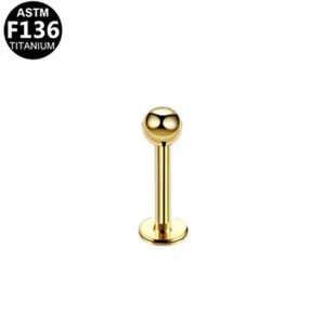 Gedetailleerd overzicht van een gouden titanium labret piercing met gladde kogel.