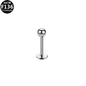 Gedetailleerde close-up van de titanium labret piercing met een glad kogelontwerp.