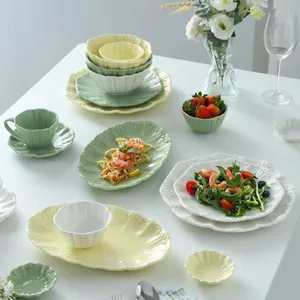 Service vaisselle céramique pastel vert jaune assiettes bols bord volanté collection table