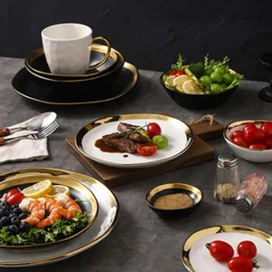 Détails montrant le service de vaisselle en céramique mate avec bordure dorée, premium.
