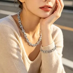Conjunto de collar y pulsera de cadena H de metal plateado, elegante accesorio de moda para mujer.