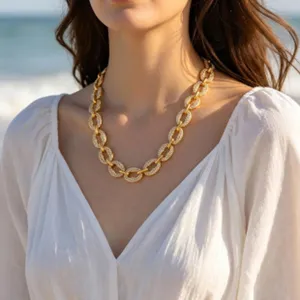 Collar de cadena de eslabones con pedrería dorada para mujer, elegante joya de moda.