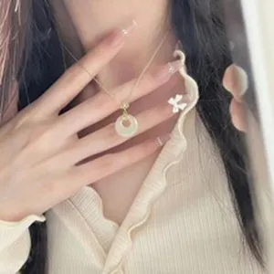 Elegante collar de cadena de oro con colgante de jade, joyería minimalista para mujeres.