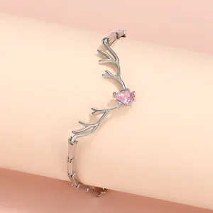 Vista dettagliata del bel bracciale in argento con corna di cervo e cristallo rosa.
