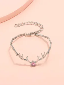 Elegante bracciale in argento corna di cervo con gemma rosa, gioiello minimalista chic.