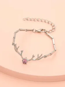 Bracciale corna cervo argento dettaglio, pietra cristallo rosa, gioiello elegante.