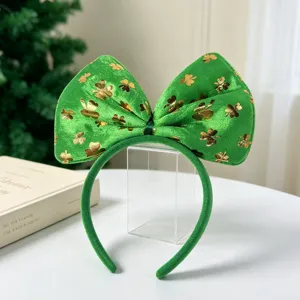 Detalle de diadema de terciopelo verde de San Patricio, estampado trébol dorado, accesorio fiesta
