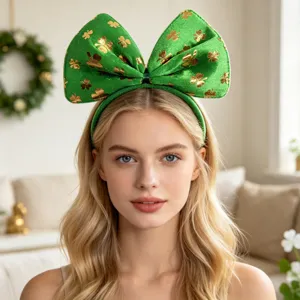 Diadema de terciopelo verde de San Patricio con gran lazo y detalle de patrón de trébol dorado.