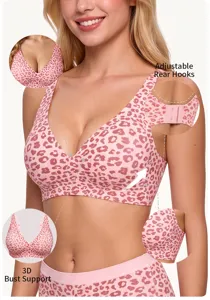 Gedetailleerd overzicht van de roze panterprint beha met 3d-steun en verstelbare haakjes.