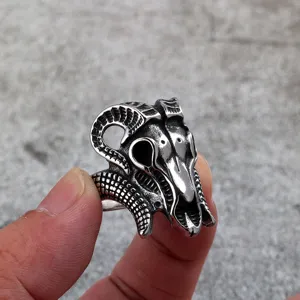 Gedetailleerde opname van vintage punk ramschedel ring, gotisch roestvrijstalen bandontwerp.