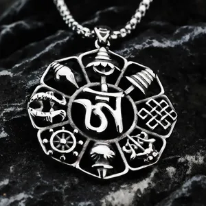 Gros plan détail du pendentif homme en acier rétro avec Om sacré et symboles de bon augure.