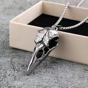 Edelstahl Rabenschädel Anhänger Halskette, detailierte Ansicht des Gothic Schmuckdesigns.