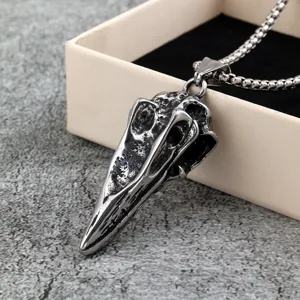 Detailaufnahme des retro Edelstahl Krähen Totenkopf Anhängers, Gothic Punk Halsschmuck.