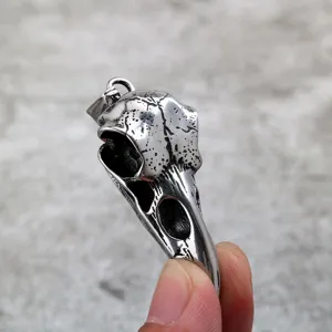 Edelstahl gotischer Vogel Schädel Anhänger Detailansicht mit Retro Punk Stil Metall Textur