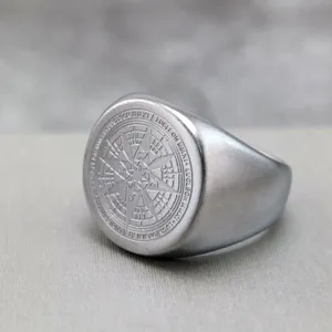 Detalle de la superficie del anillo grabado con brújula de acero inoxidable con acabado mate exquisito.