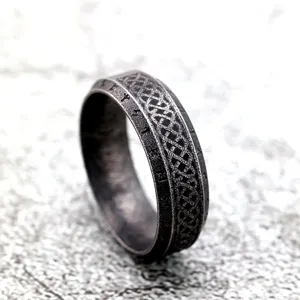 Anello vintage nordico da uomo in acciaio inossidabile con nodo celtico e rune incise.