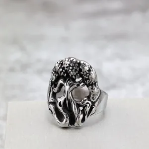 Primo piano dettagliato dell'anello da uomo punk albero della vita in acciaio inox.