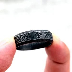Anello uomo stile nordico in acciaio inossidabile con nodi celtici e dettagli runici