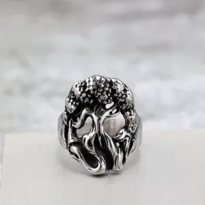 Anello uomo acciaio inossidabile albero della vita vista dettaglio, gioiello punk retro.