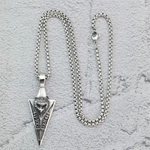 Vue détaillée du collier pendentif flèche en acier inoxydable avec runes vikings.