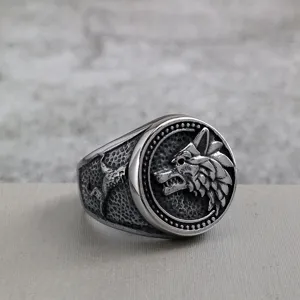 Detailansicht eines vintage edelstahl herrenrings mit markantem wolfskopf motiv.