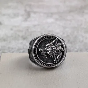 Nahaufnahme des Vintage Edelstahl Herrenrings mit detailliertem Wikinger Wolfskopf Design.