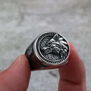 Edler Wikinger Wolf Ring Detailansicht aus Edelstahl, robuster Herrenschmuck im Retro Style.