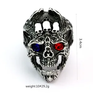Vintage roestvrijstalen heren punk schedelring met opvallende rode en blauwe edelstenen.