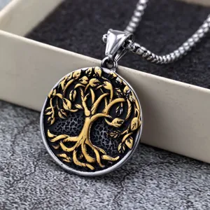 Dettaglio in primo piano della collana con ciondolo rotondo albero della vita in acciaio.