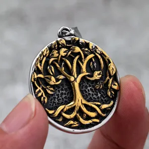 Dettaglio ciondolo albero della vita in acciaio inossidabile, collana rotonda oro vintage.