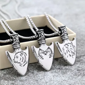 Nordic Vintage Stainless Steel Arrowhead Pendant Necklace Men Women Engraved Horse Bear Wolf Animal Pattern Double Sided Polished Charm Jewelry Gift