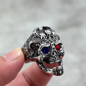 Vintage heren roestvrij staal punk doodskop ring met rode en blauwe kristallen ogen.
