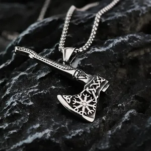 Gros plan du pendentif hache Viking en acier inoxydable vintage avec détails runiques